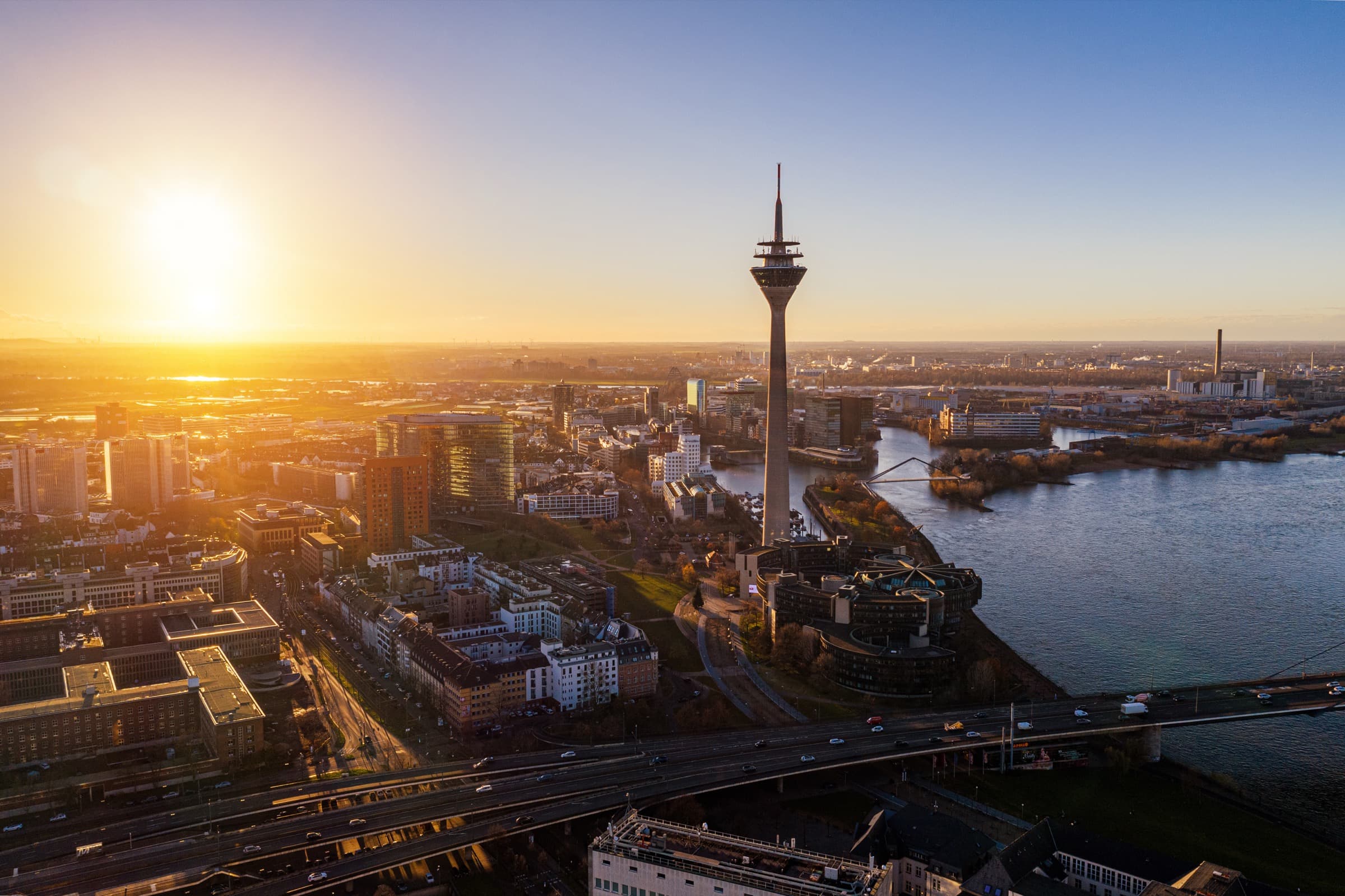 Düsseldorf bei Sonnenuntergang — Rheinturm und Skyline